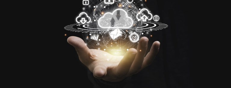 Hand hält virtuelle Wolke